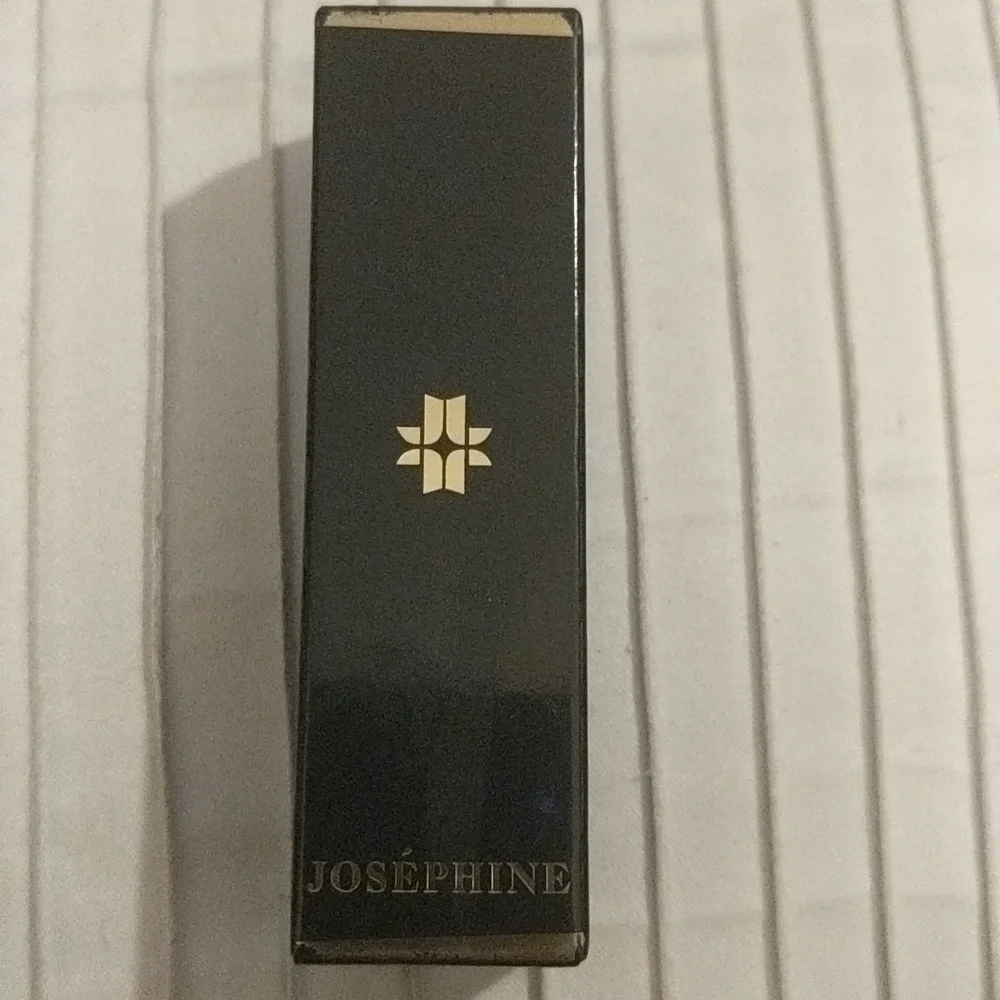 NWT Natural Longwear liquid eyeshadow